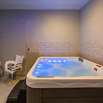 Apartmán In Near Beaches & Heated Pool