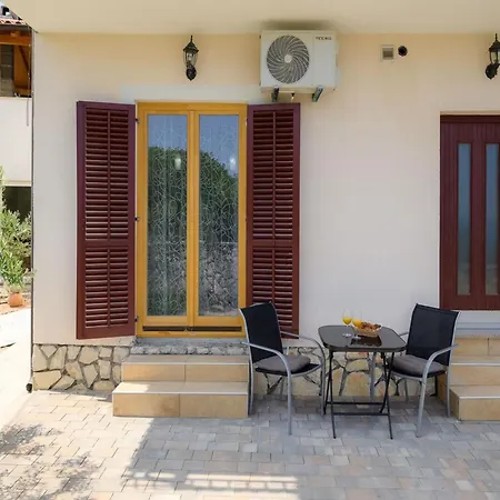 In Near Beaches & Heated Pool Lejlighed