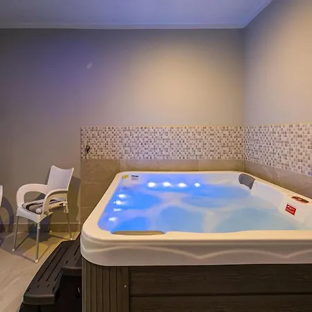 Lejlighed In Near Beaches & Heated Pool